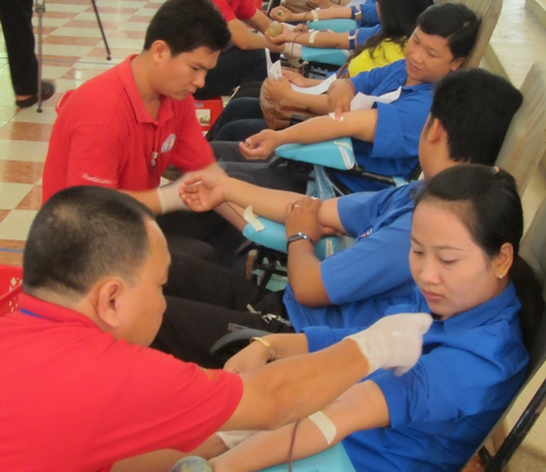 ĐVTN tham gia hiến máu tình nguyện trong Ngày Chủ nhật đỏ